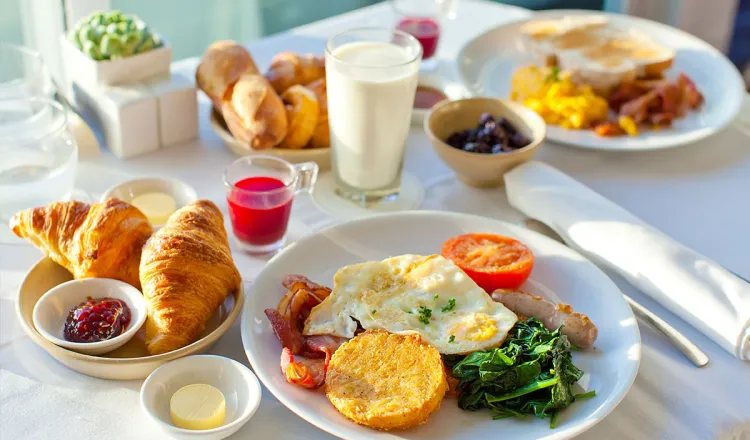 Gedeckter Frühstückstisch im Restaurant Ruiani des Grand Hotel Binz - für den perfekten Tag in Ihren Urlaubstag auf Rügen.