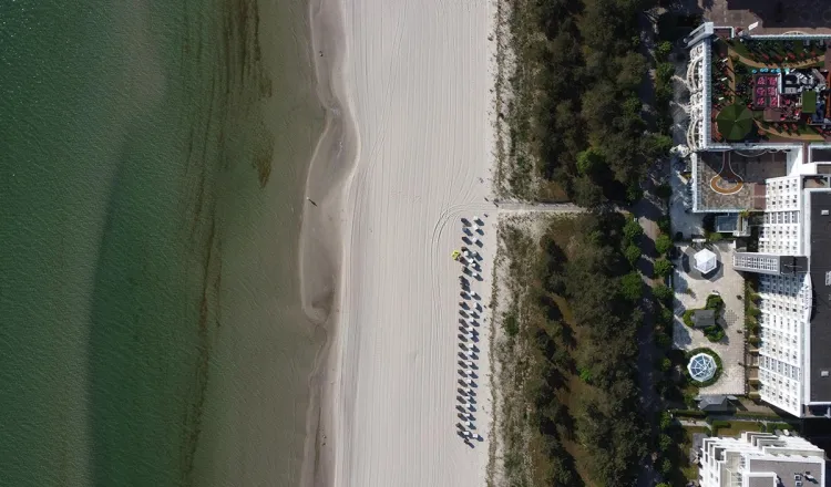 Strand von Binz mit Blick auf das Meer – Grand Hotel Binz integriert Wasserspartechnik in Gästezimmer und Gartenpflege
