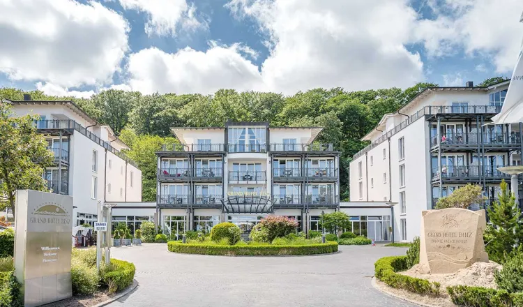 Außenansicht des Grand Hotel Binz – modernes Fünf-Sterne-Hotel in ruhiger Lage mit asiatischer Wellness-Oase