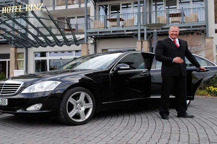 Elegante Limousine vor dem Grand Hotel Binz, der Fahrer öffnet die Tür für den nächsten Urlaub.