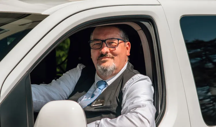 Ein Mitarbeiter des Grand Hotel Binz parkt ein Auto für Hotelgäste direkt am Haus