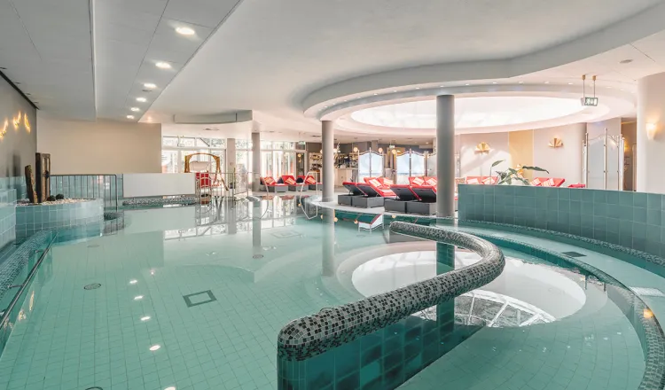 Überblick über den Poolbereich des Grand Hotel Binz mit maritimer Deko und Liegen, perfekt für einen Wellnessurlaub auf Rügen.