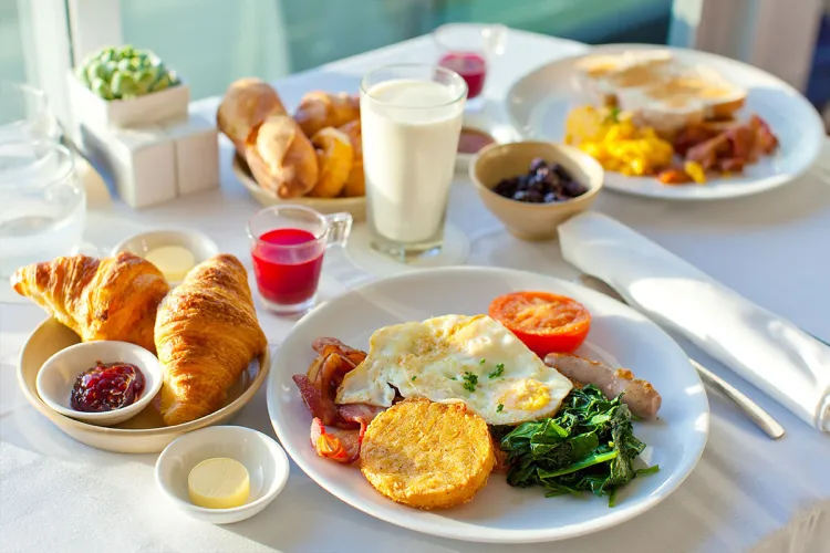 Gedeckter Frühstückstisch im Restaurant Ruiani des Grand Hotel Binz - für den perfekten Tag in Ihren Urlaubstag auf Rügen.