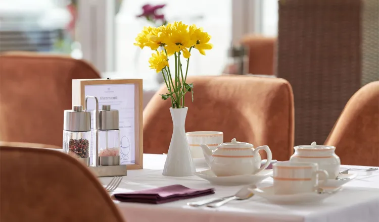 Gedeckter Tisch im Restaurant Ruiani perfekt für einen Kaffee und Kuchen nachmittags im Grand Hotel Binz.