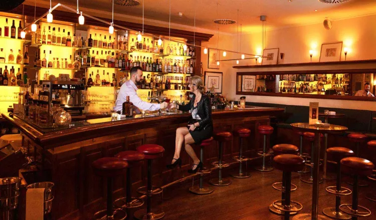 Erfrischende Cocktails, verschiedene Weinsorten, Londrinkds und vieles mehr gibt es in der Shaker's Bar im Grand Hotel Binz.
