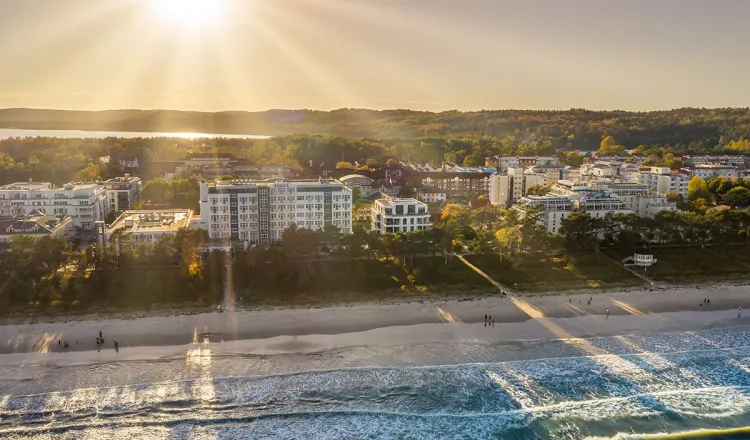 Luftaufnahme des Arkona Strandhotels in Binz – familienfreundliches Hotel mit direktem Strandzugang und eleganter Architektur.