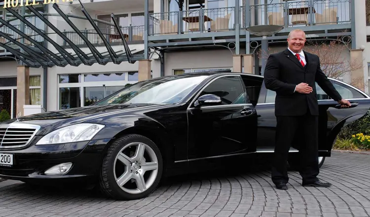 Elegante Limousine vor dem Grand Hotel Binz, der Fahrer öffnet die Tür für den nächsten Urlaub.