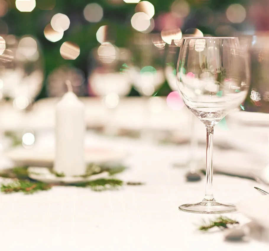 Festlich-dekorierter Tisch beim Abendessen bei Kerzenschein zu Weihnachten im Grand Hotel Binz auf Rügen.