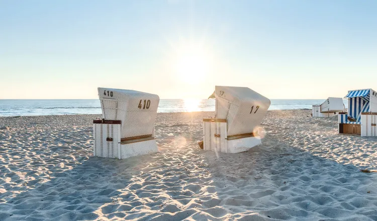 Sommerliche Strandkörbe am Sandstrand vor dem Grand Hotel Binz mit Blick aufs Meer