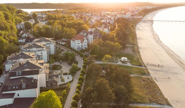 Luftbild bei Sonnenuntergang über dem Binzer Strand – das Grand Hotel Binz setzt auf nachhaltige Energielösungen