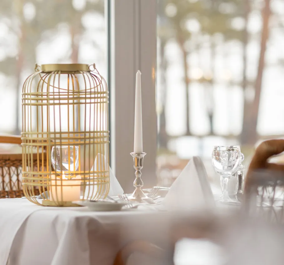 Gedeckter Tisch im Hotelrestaurant des Grand Hotel Binz mit romantischer Stimmung zum Romantiktage-Angebot.