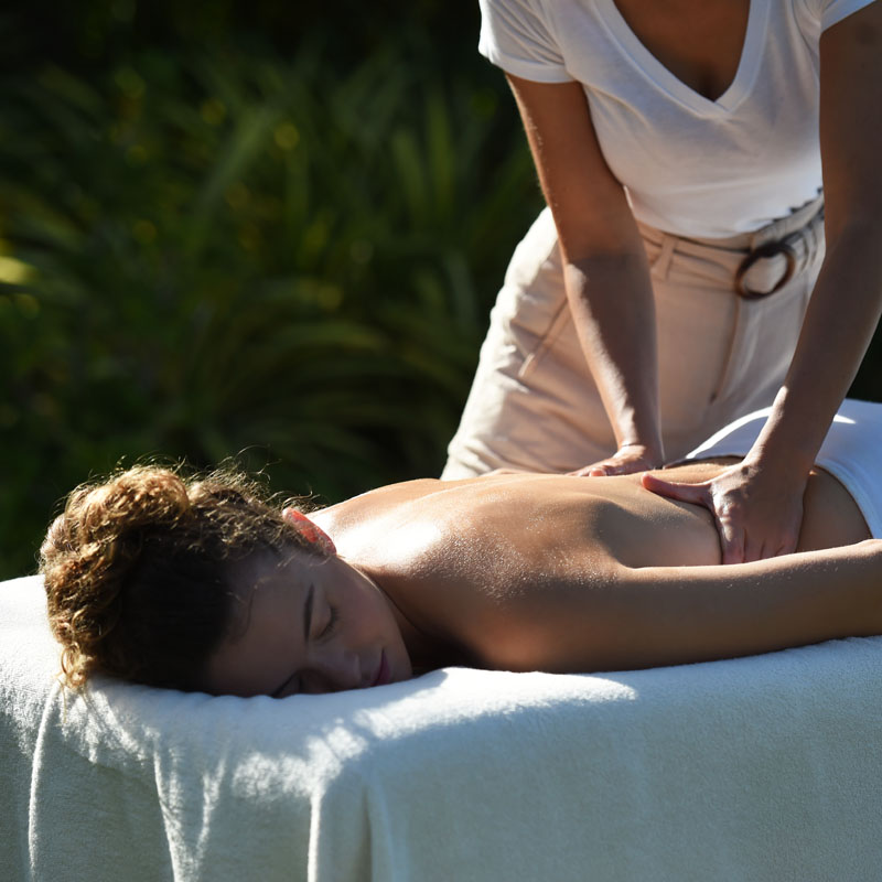 Regenerierende Massage, die auf persönliche Bedürfnisse abgestimmt ist und ganzheitlich verwöhnt.