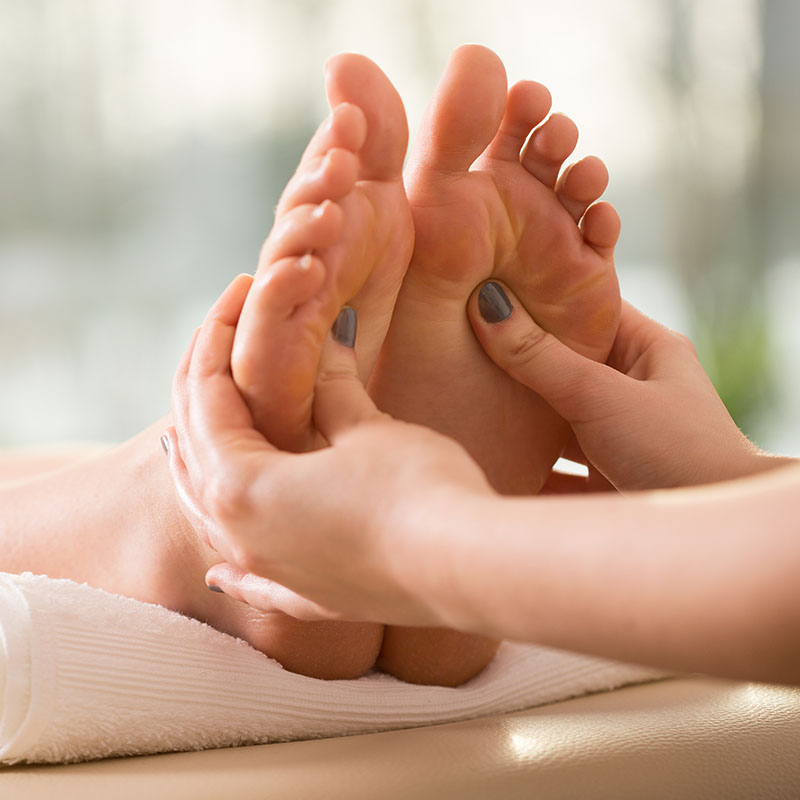 Fußmassage mit beruhigendem Fußbad und gezielter Druckpunkttechnik zur Aktivierung der Lebensenergie.