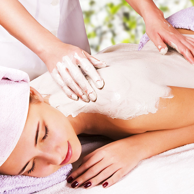 Behandlung mit Rügener Heilkreide im privaten Hamam zur Linderung von Muskel- und Hautbeschwerden sowie zum Entschlacken.