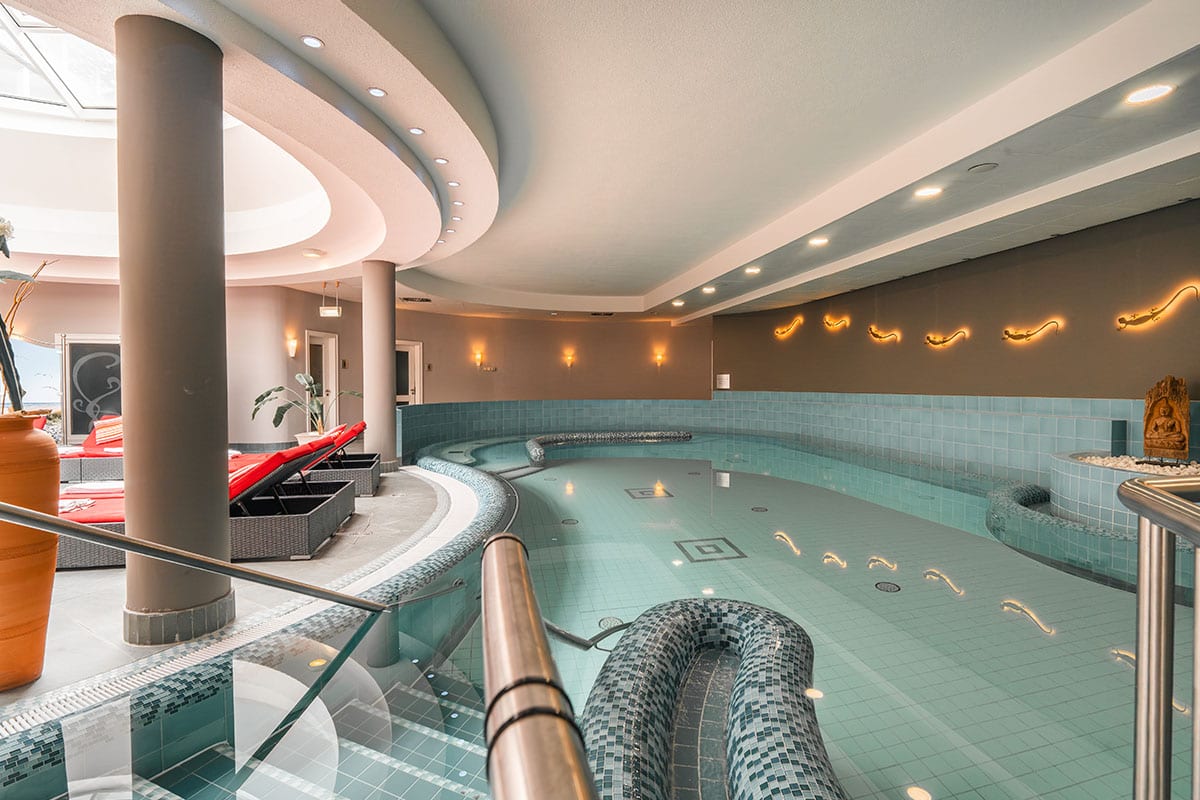 Poolbereich mit eleganter Gestaltung im Grand Hotel Binz auf Rügen