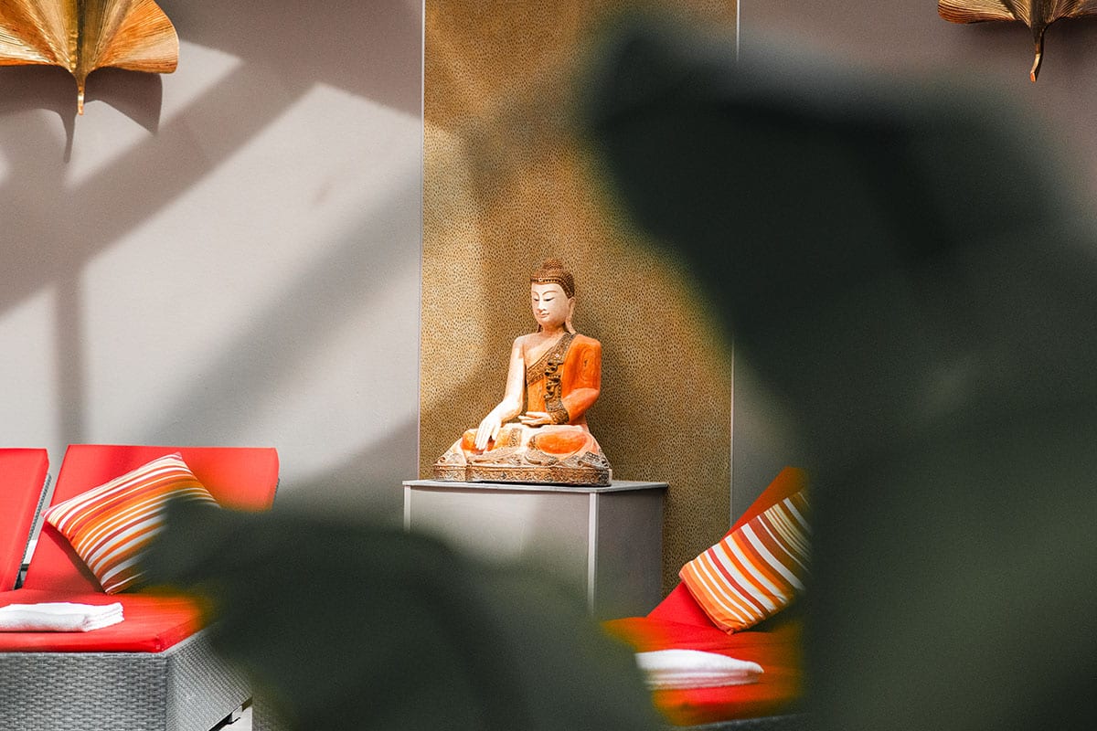 Buddha Figur neben Ruheliegen im Grand Hotel Binz für entspannte Ostseemomente