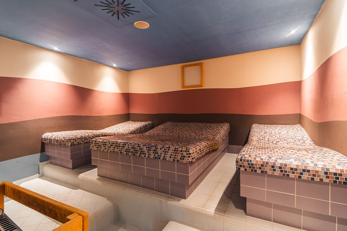 Dampfbad mit warmen Steinliegen im Spa-Bereich des Grand Hotel Binz