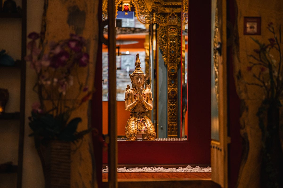 Goldene asiatische Skulptur in Gebetshaltung im Thai-Bali Spa Binz